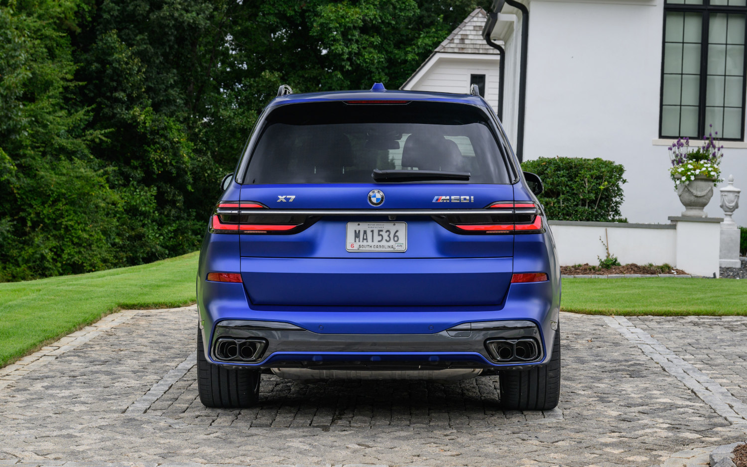 Comparison BMW X7 M60i 2023 vs BMW X7 xDrive40i 2023 SUV Drive